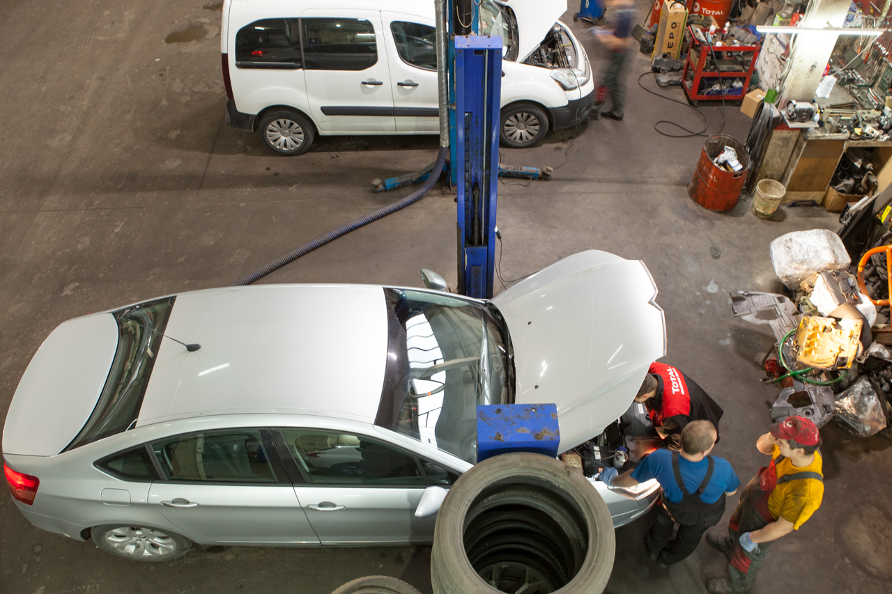 Работы у открытого моторного отсека в автосервисе АвтоРандеву